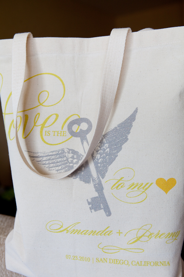 cute tote bag wedding favors - photo by Seattle based wedding photographers La Vie Photography